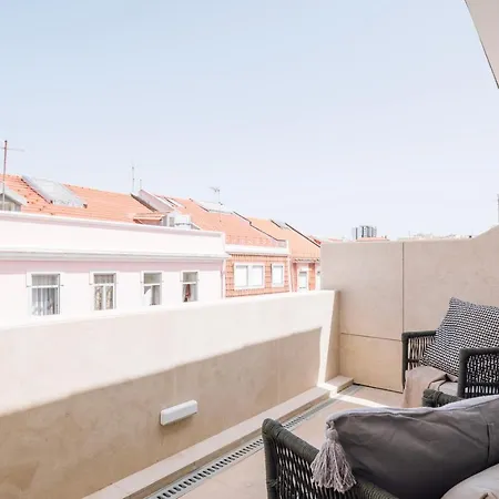 Piombino - 2 Bedrooms And Terrace In Alvalade * ליסבון